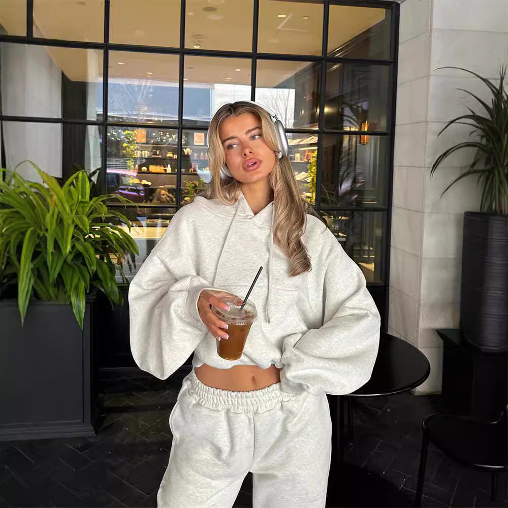 Damernas moderiktiga cropped Hoodie och avslappnande Joggingbyxor Set Mirla-Eva Jonsson