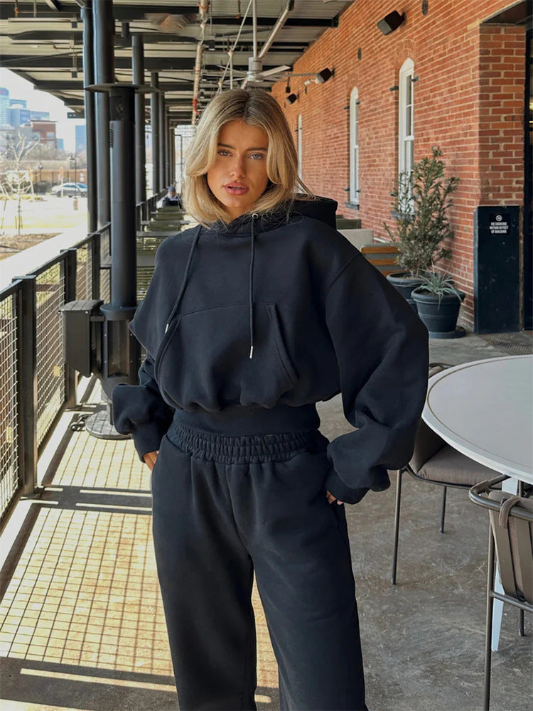 Damernas moderiktiga cropped Hoodie och avslappnande Joggingbyxor Set Mirla-Eva Jonsson
