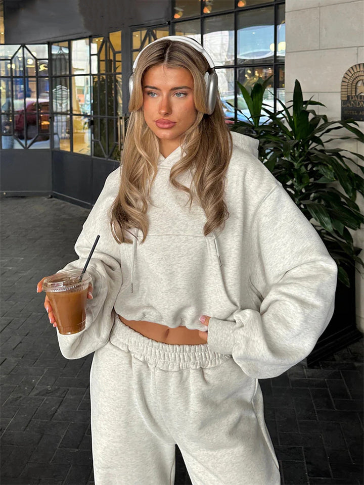 Damernas moderiktiga cropped Hoodie och avslappnande Joggingbyxor Set Mirla-Eva Jonsson