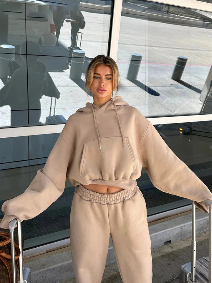 Damernas moderiktiga cropped Hoodie och avslappnande Joggingbyxor Set Mirla-Eva Jonsson