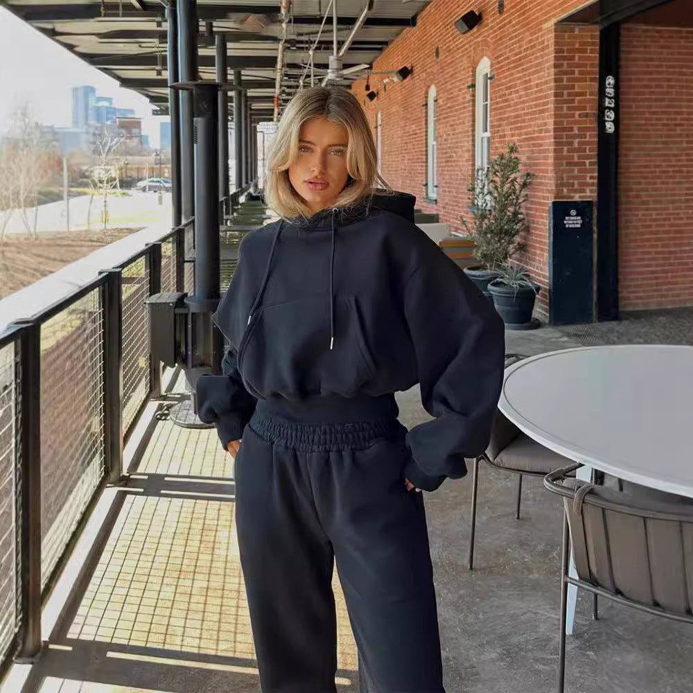 Damernas moderiktiga cropped Hoodie och avslappnande Joggingbyxor Set Mirla-Eva Jonsson