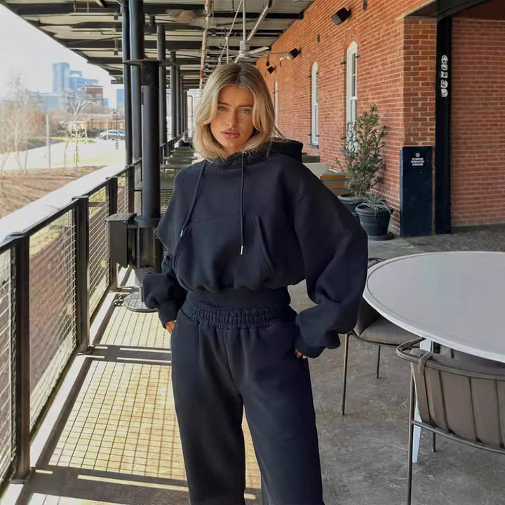 Damernas moderiktiga cropped Hoodie och avslappnande Joggingbyxor Set Mirla-Eva Jonsson
