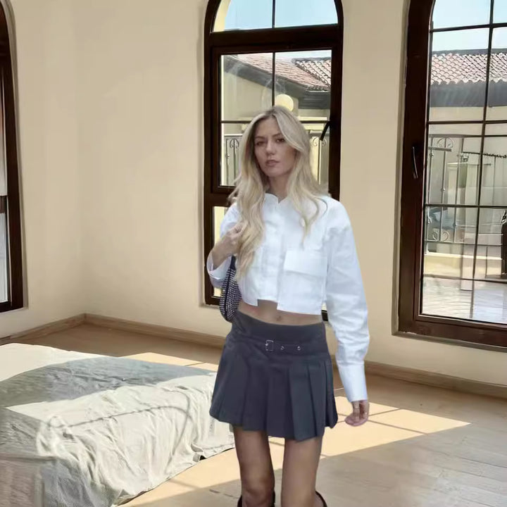 Damernas moderiktiga cropped skjorta med volangärmar Mirla-Eva Jonsson