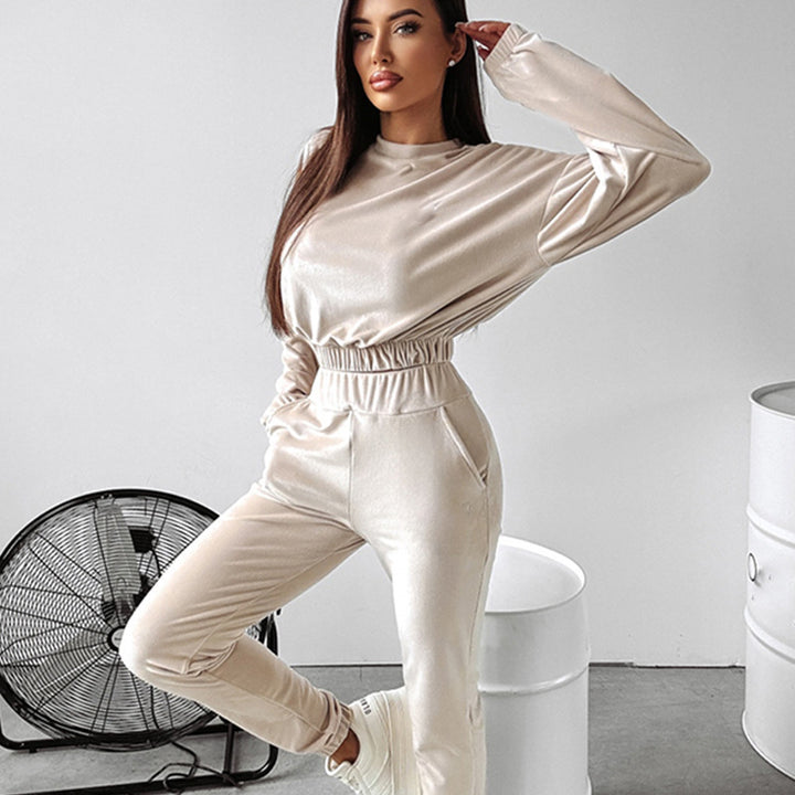 Damernas moderiktiga cropped sweat-set med elastisk midja och avslappnade byxor Eva Jonsson-Eva Jonsson