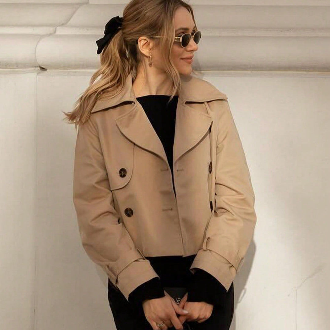 Damernas moderiktiga cropped trenchjacka med dubbel knapprad och justerbara ärmar Mirla-Eva Jonsson