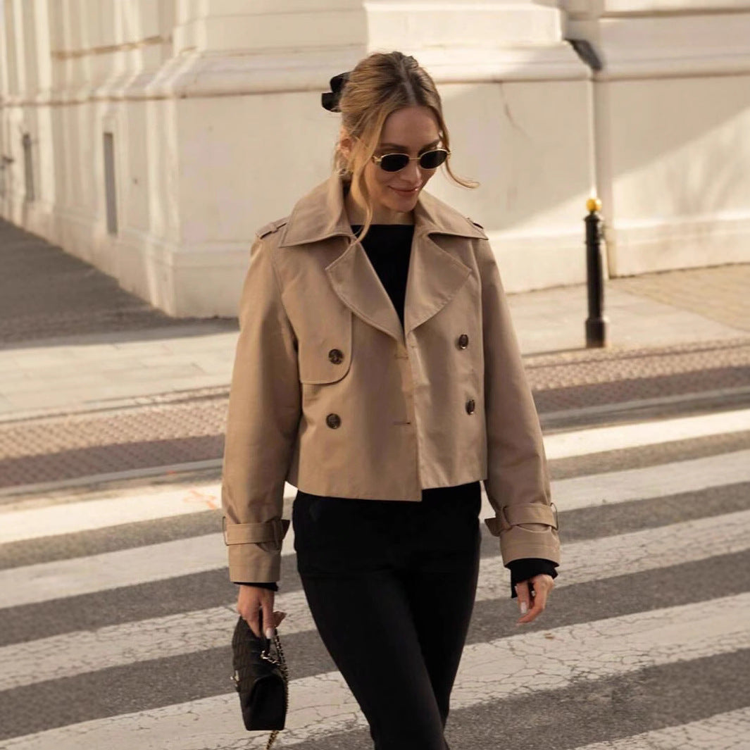 Damernas moderiktiga cropped trenchjacka med dubbel knapprad och justerbara ärmar Mirla-Eva Jonsson