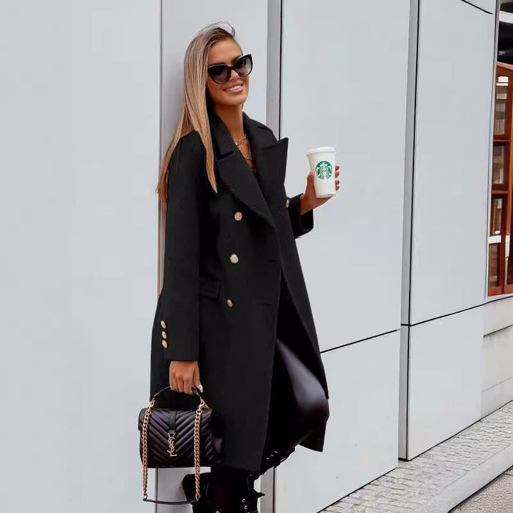 Damernas moderiktiga dubbelradig kappa med strukturerat tyg Mirla-Eva Jonsson