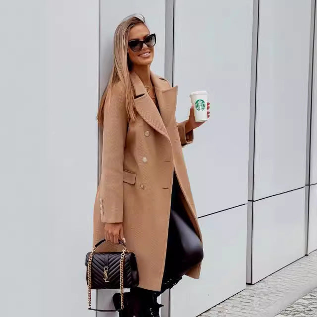 Damernas moderiktiga dubbelradig kappa med strukturerat tyg Mirla-Eva Jonsson