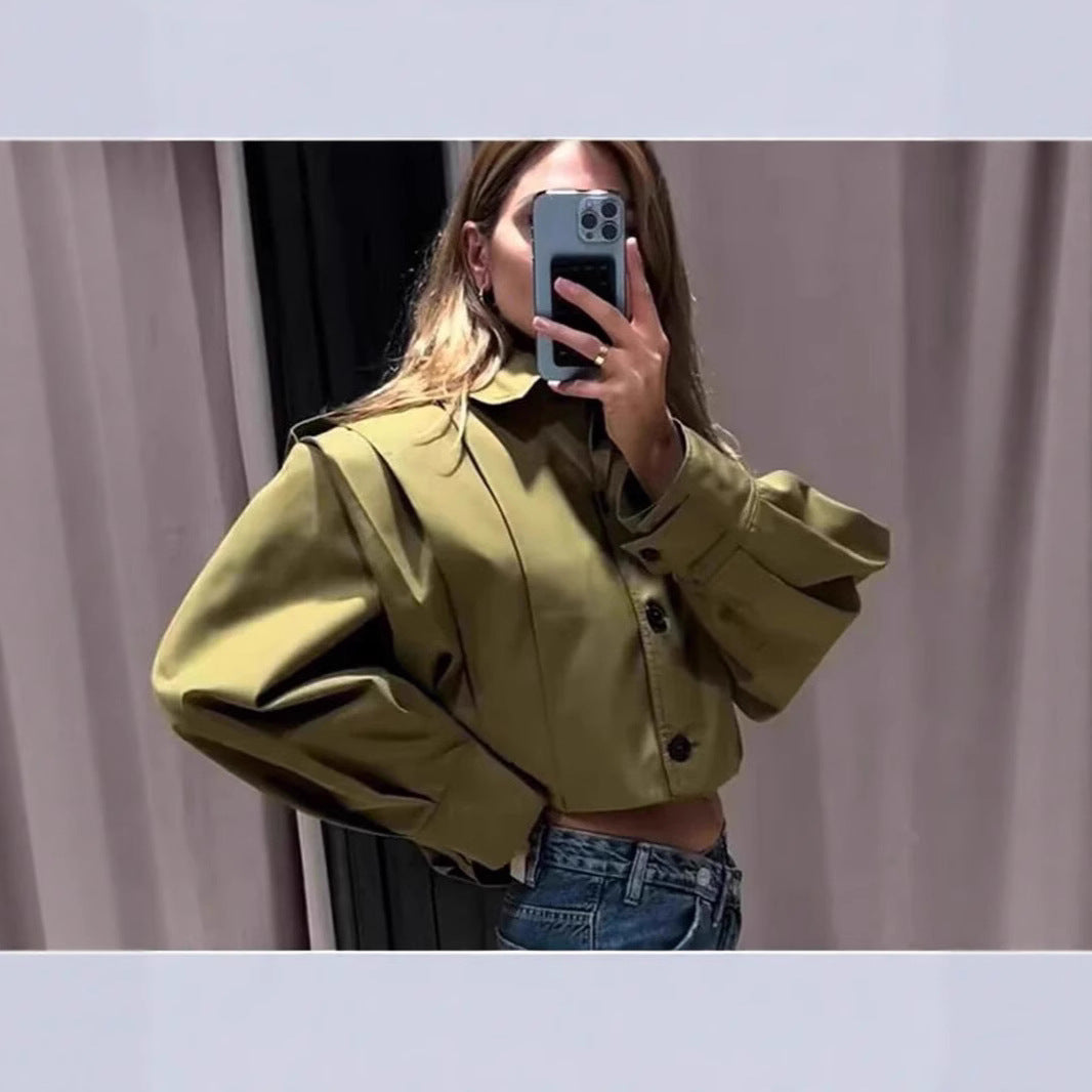 Damernas moderiktiga figursydda blus med genomgående knapppdetaljer Mirla-Eva Jonsson