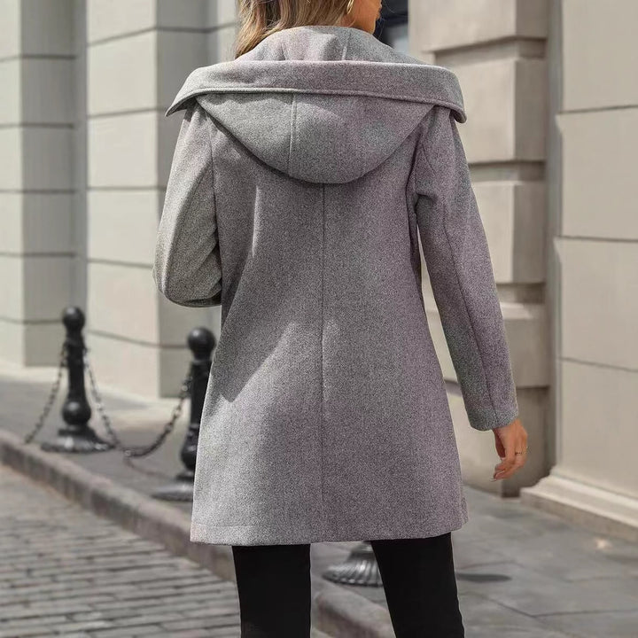 Damernas moderiktiga, figursydda övermantel med praktiska fickor och elegant krage Mirla-Eva Jonsson
