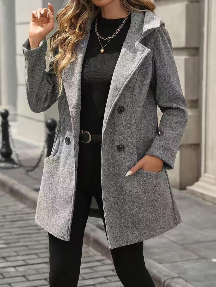 Damernas moderiktiga, figursydda övermantel med praktiska fickor och elegant krage Mirla-Eva Jonsson