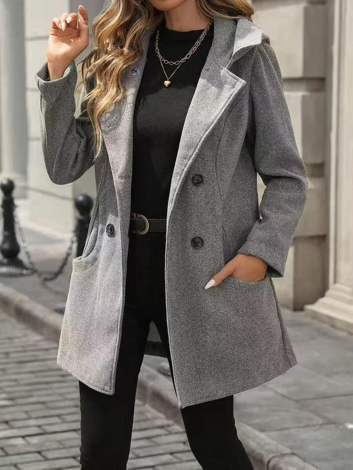 Damernas moderiktiga, figursydda övermantel med praktiska fickor och elegant krage Mirla-Eva Jonsson