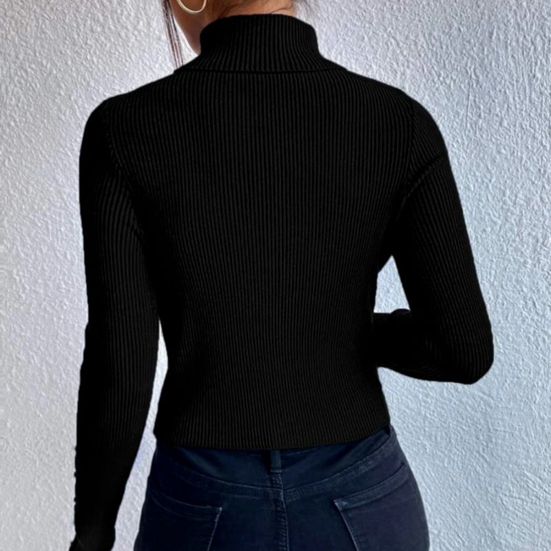 Damernas moderiktiga högkragig stickad topp med cut-out-detaljer Mirla-Eva Jonsson