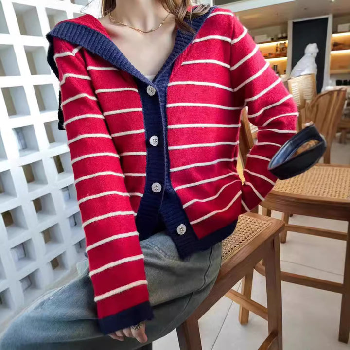 Damernas moderiktiga hoodie-strickjacka med randigt mönster och praktiska knappar Mirla-Eva Jonsson