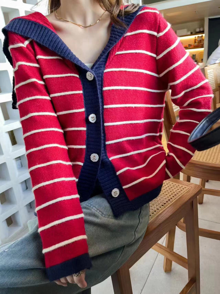 Damernas moderiktiga hoodie-strickjacka med randigt mönster och praktiska knappar Mirla-Eva Jonsson