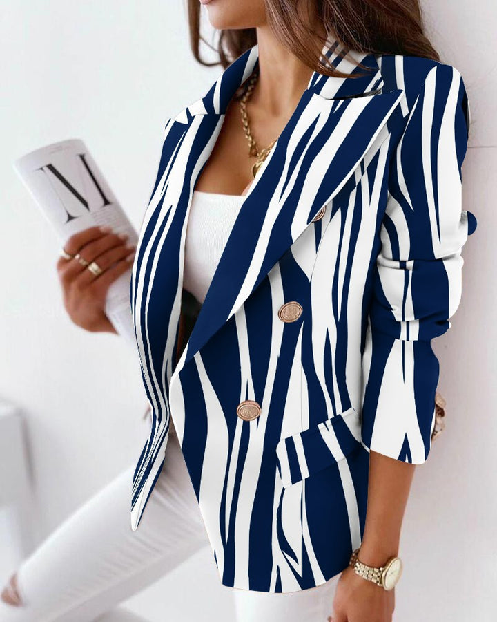 Damernas moderiktiga kavaj med zebramönster och dubbel knapprad Mirla-Eva Jonsson