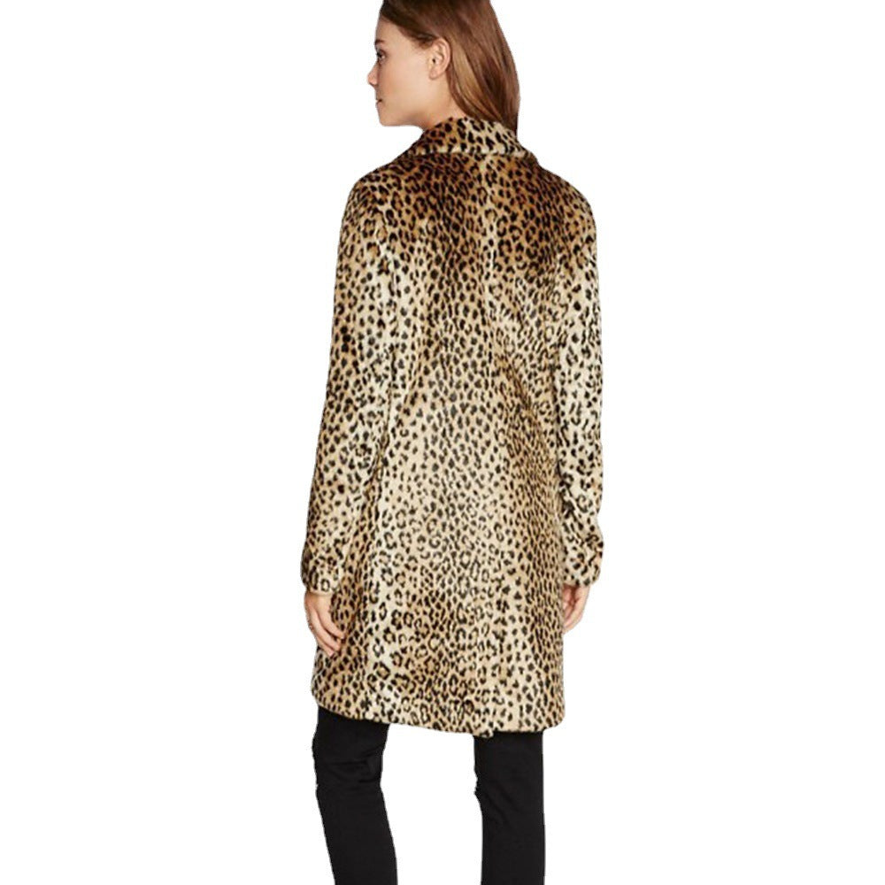 Damernas moderiktiga konstpälsrock i livligt leopardmönster Mirla-Eva Jonsson