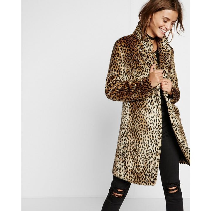 Damernas moderiktiga konstpälsrock i livligt leopardmönster Mirla-Eva Jonsson