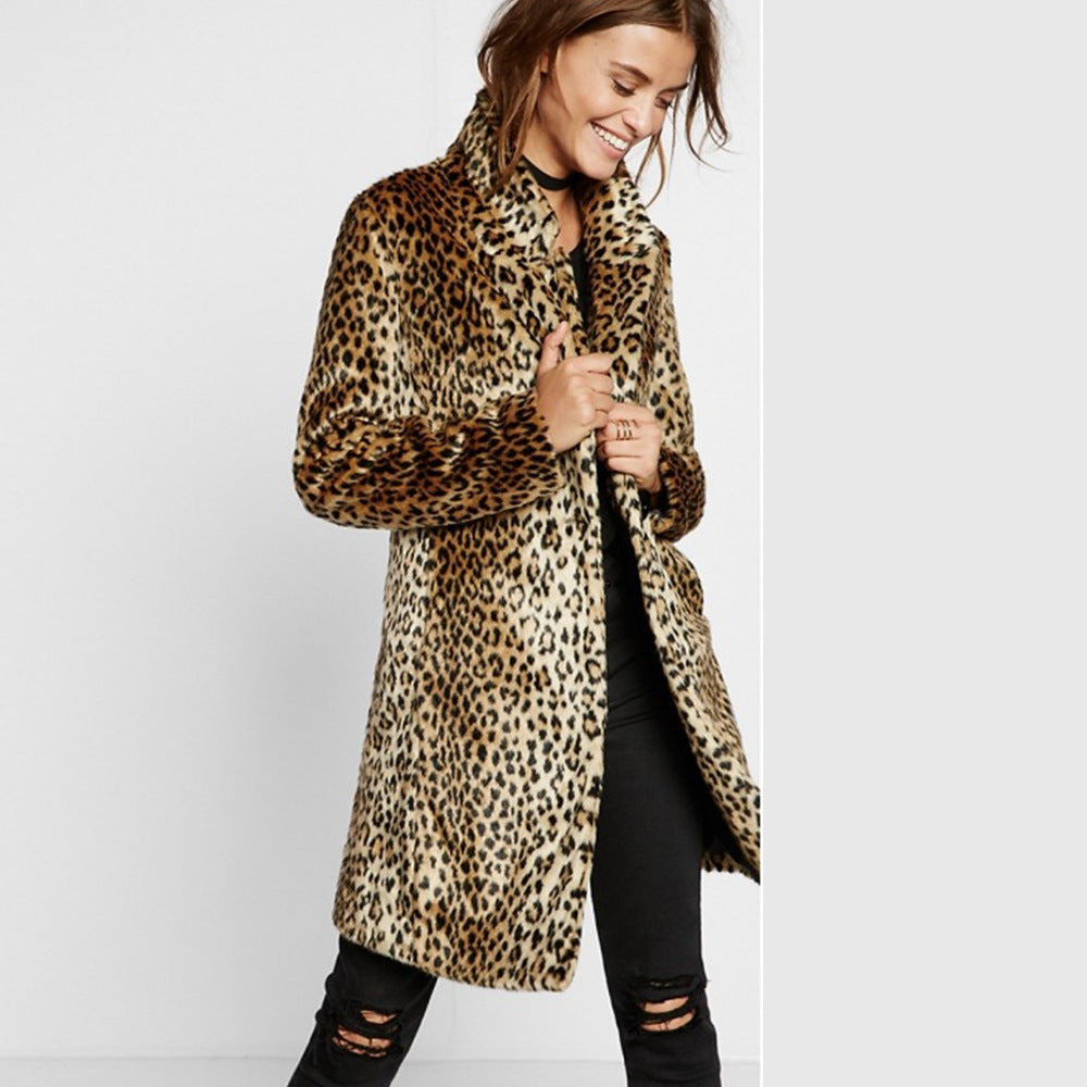 Damernas moderiktiga konstpälsrock i livligt leopardmönster Mirla-Eva Jonsson