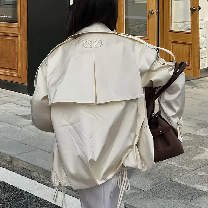 Damernas moderiktiga kortjacka med elegant skärning och högblanka yta Mirla-Eva Jonsson