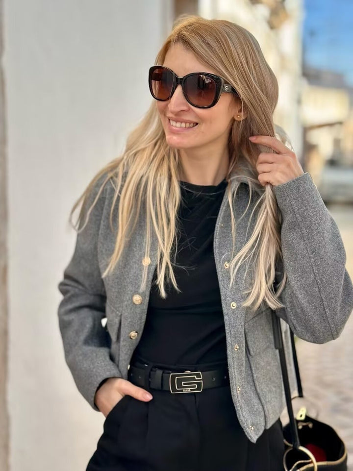 Damernas moderiktiga kortjacka med praktiska fickor och gyllene knappar Mirla-Eva Jonsson
