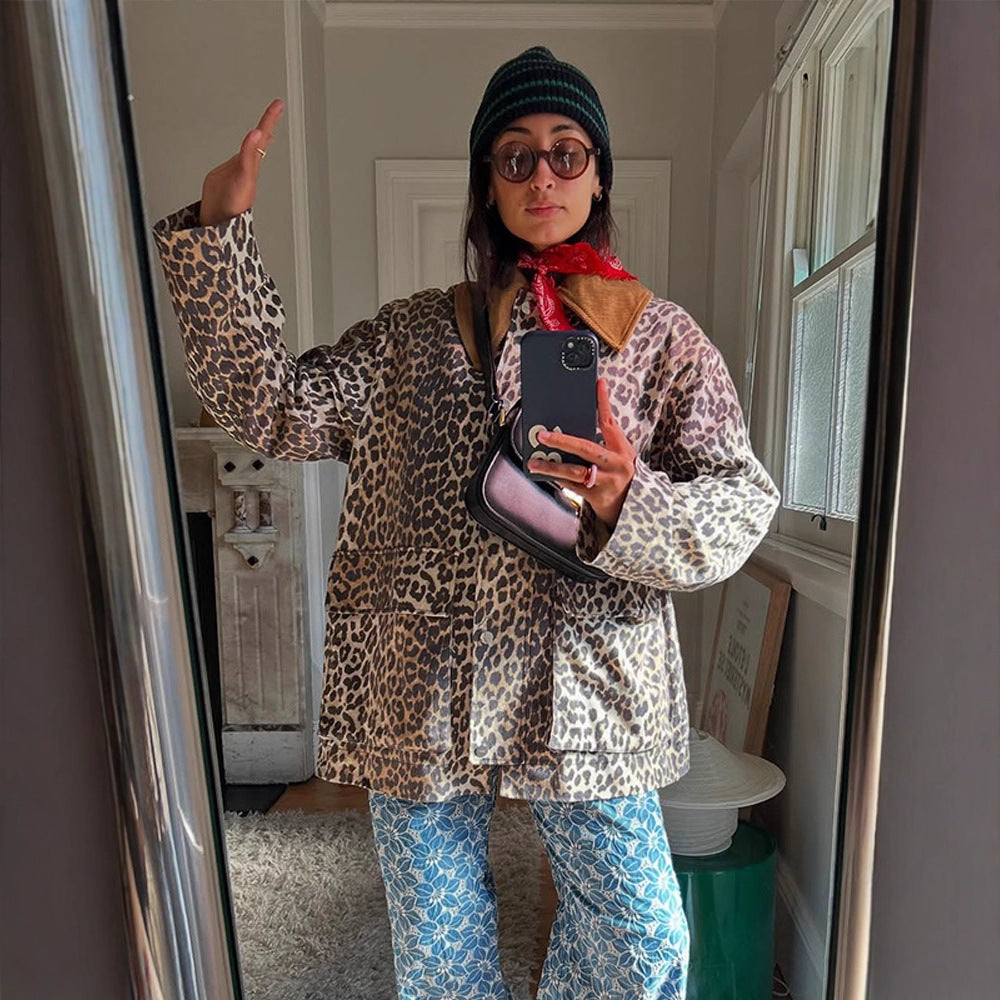 Damernas moderiktiga leopardjacka med funktionella fickor och vikbar krage Eva Jonsson-Eva Jonsson