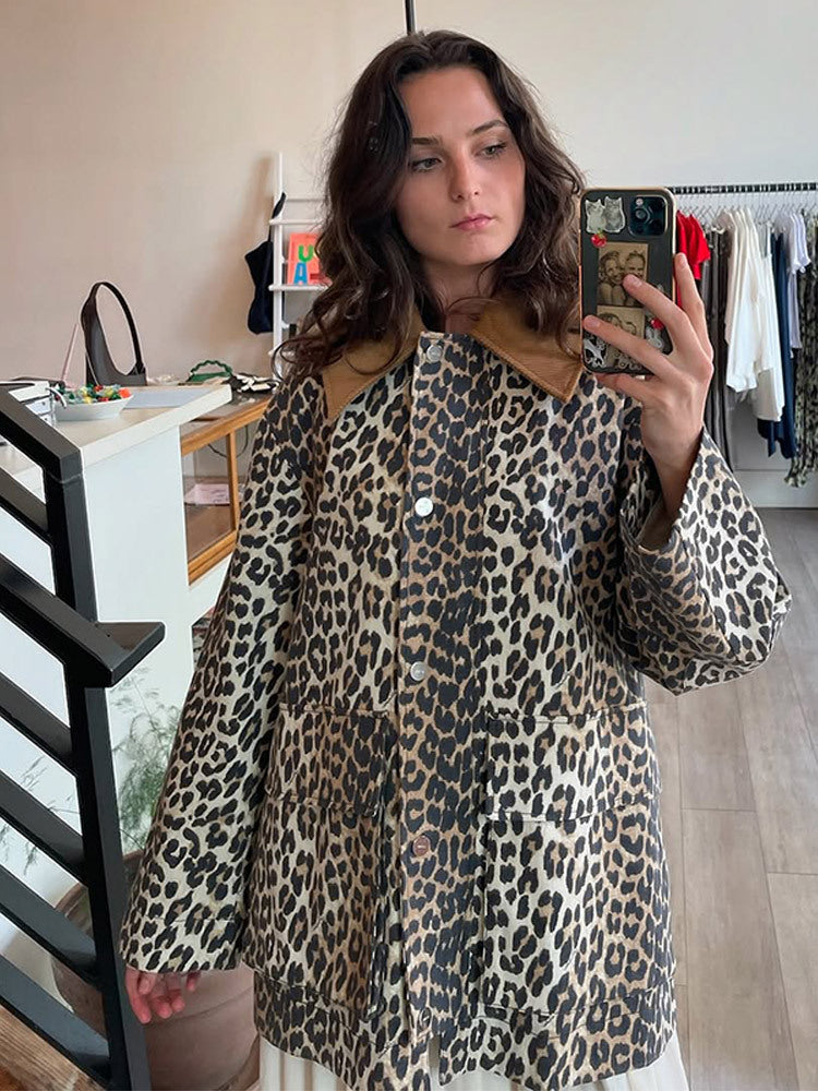 Damernas moderiktiga leopardjacka med funktionella fickor och vikbar krage Eva Jonsson-Eva Jonsson
