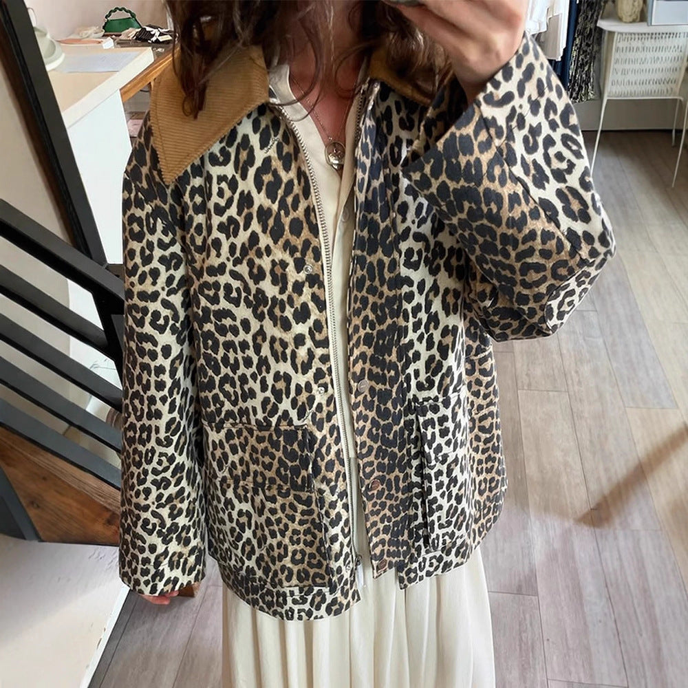 Damernas moderiktiga leopardjacka med funktionella fickor och vikbar krage Eva Jonsson-Eva Jonsson