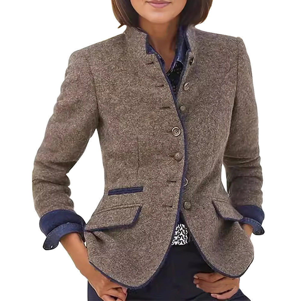 Damernas moderiktiga och figurnära blazerjacka Mirla-Eva Jonsson