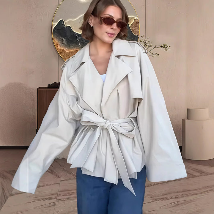 Damernas moderiktiga överdragjacka med eleganta rynkor Mirla-Eva Jonsson