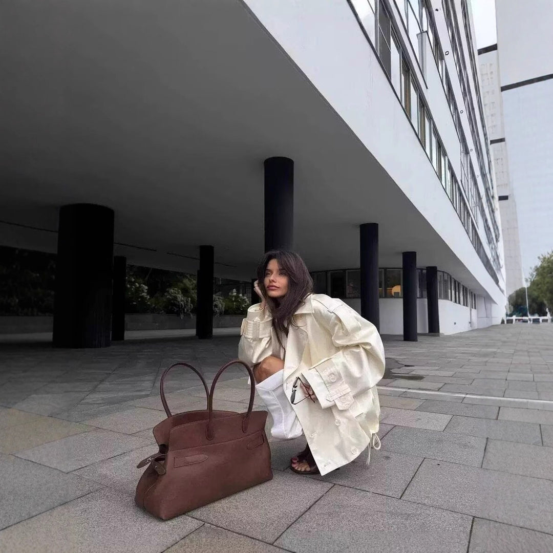 Damernas moderiktiga övergångjacka med eleganta detaljer Mirla-Eva Jonsson