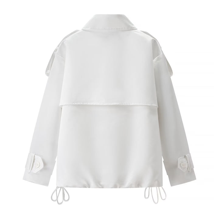 Damernas moderiktiga övergångjacka med eleganta detaljer Mirla-Eva Jonsson