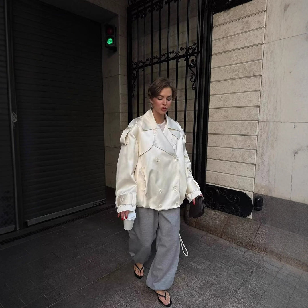 Damernas moderiktiga övergångjacka med eleganta detaljer Mirla-Eva Jonsson