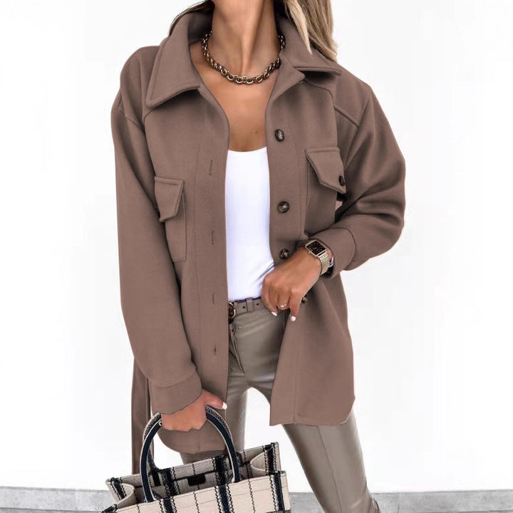 Damernas moderiktiga overshirt-jacka med påsydda fickor och knäppning Mirla-Eva Jonsson