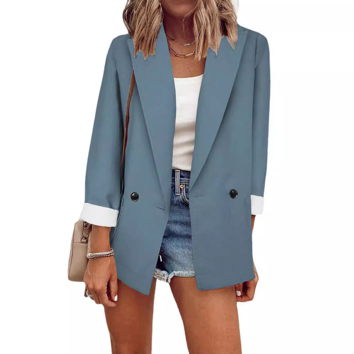 Damernas moderiktiga oversized blazer i enkel design med eleganta knappdetaljer Eva Jonsson-Eva Jonsson