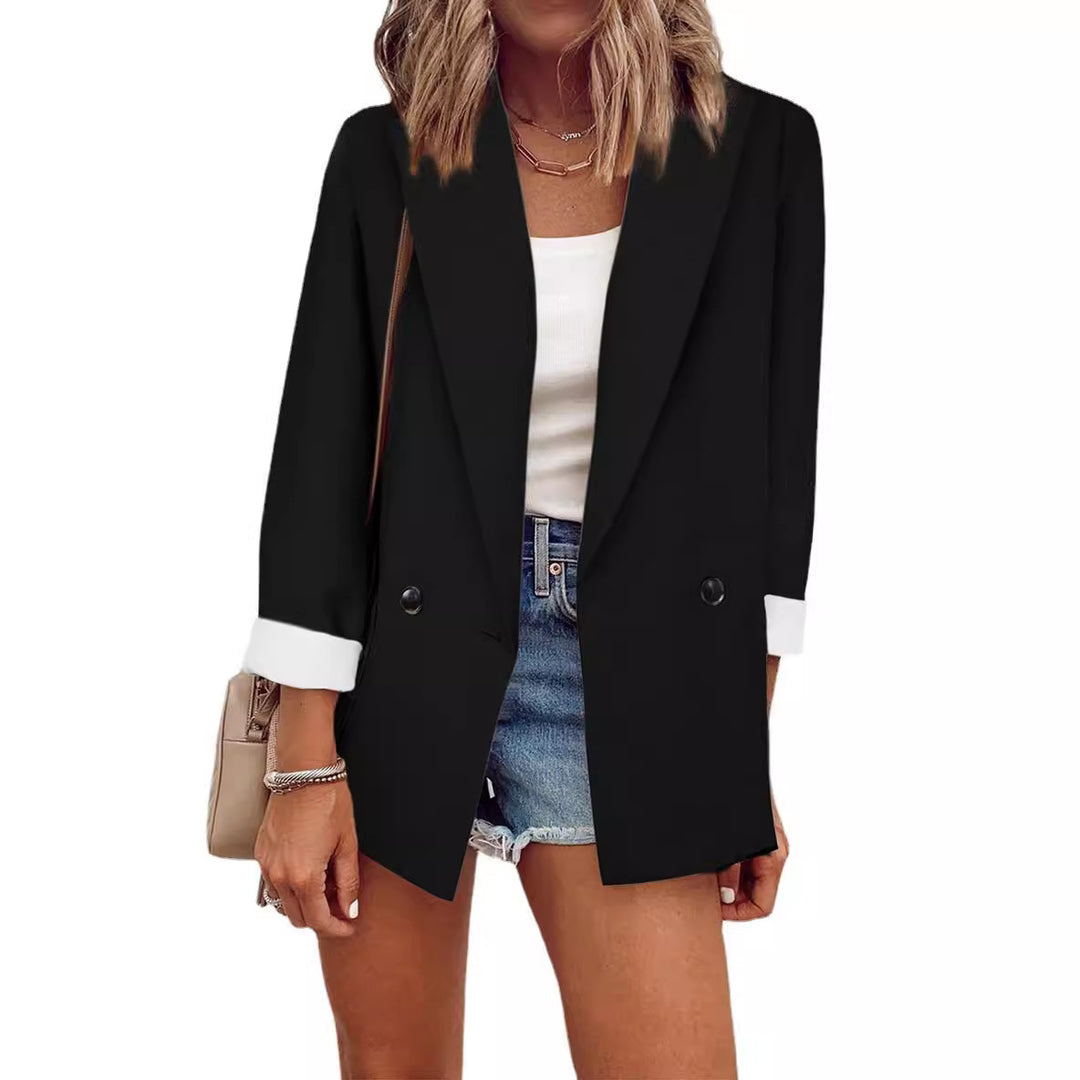 Damernas moderiktiga oversized blazer i enkel design med eleganta knappdetaljer Eva Jonsson-Eva Jonsson