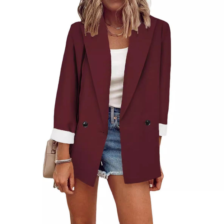 Damernas moderiktiga oversized blazer i enkel design med eleganta knappdetaljer Mirla-Eva Jonsson