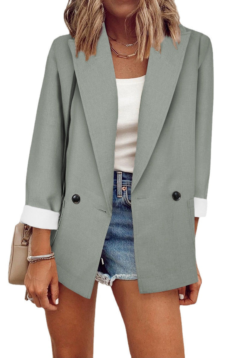 Damernas moderiktiga oversized blazer i enkel design med eleganta knappdetaljer Mirla-Eva Jonsson
