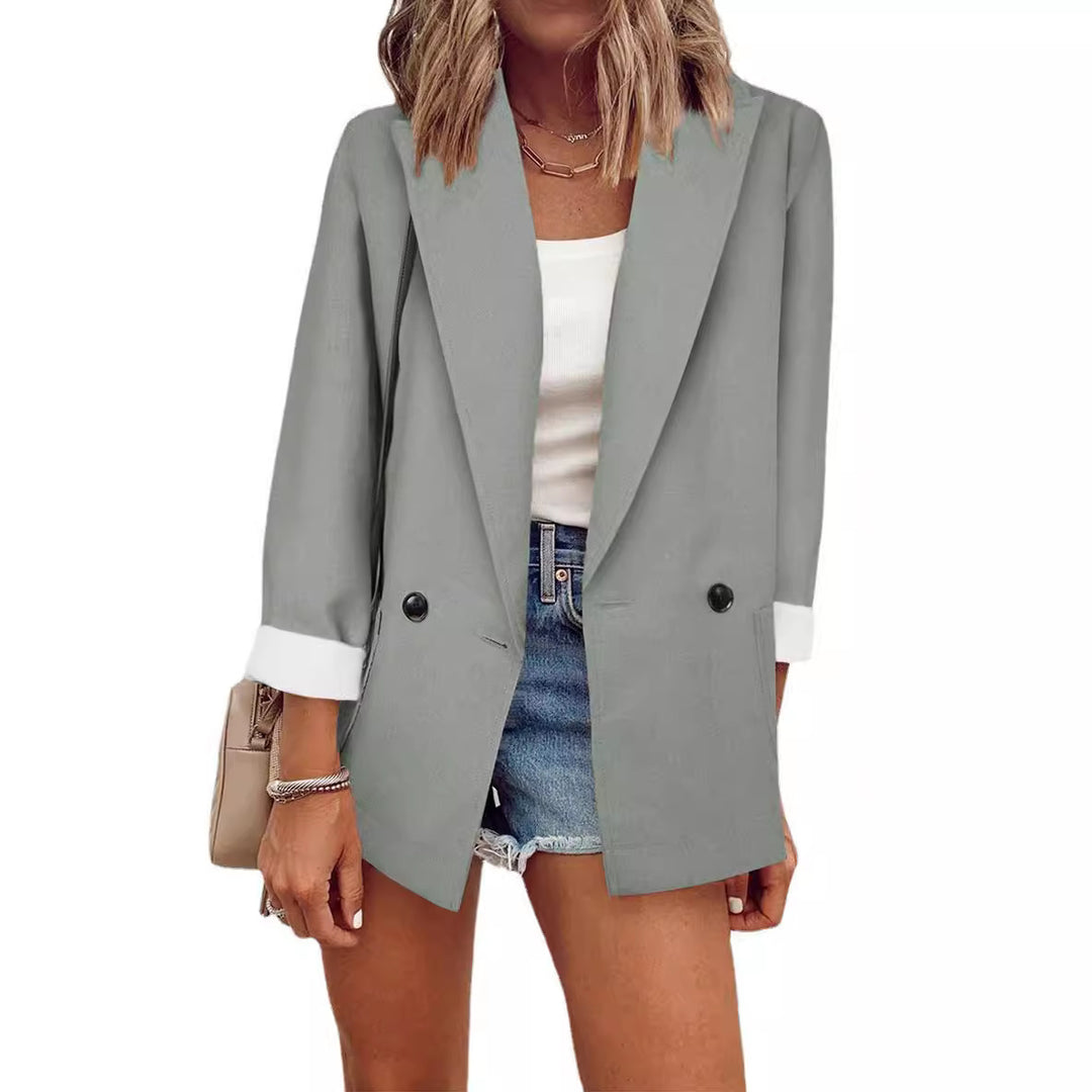 Damernas moderiktiga oversized blazer i enkel design med eleganta knappdetaljer Mirla-Eva Jonsson