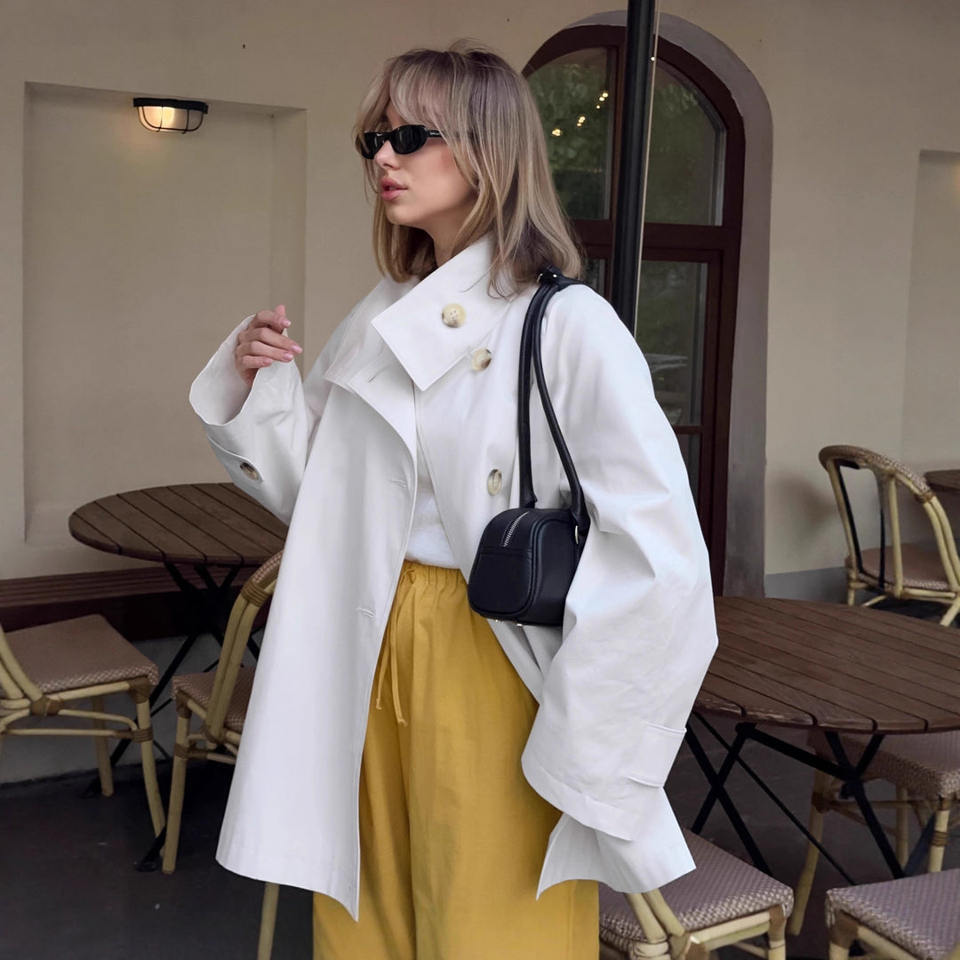 Damernas moderiktiga oversized trenchcoat med stora knappar Mirla-Eva Jonsson