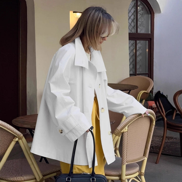 Damernas moderiktiga oversized trenchcoat med stora knappar Mirla-Eva Jonsson