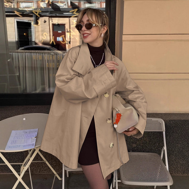 Damernas moderiktiga oversized trenchcoat med stora knappar Mirla-Eva Jonsson