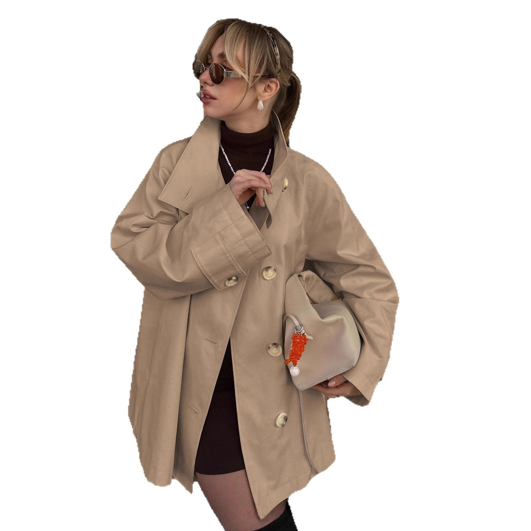 Damernas moderiktiga oversized trenchcoat med stora knappar Mirla-Eva Jonsson