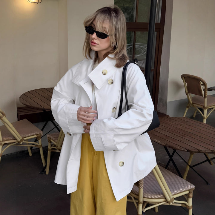 Damernas moderiktiga oversized trenchcoat med stora knappar Mirla-Eva Jonsson