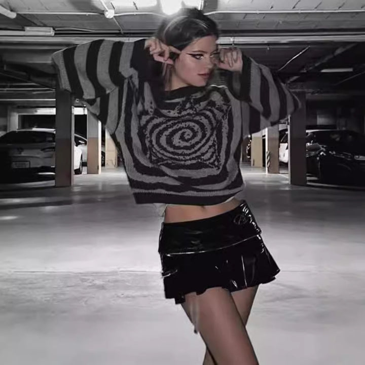 Damernas moderiktiga oversized-tröja med kreativ spiral-design och randigt mönster Mirla-Eva Jonsson