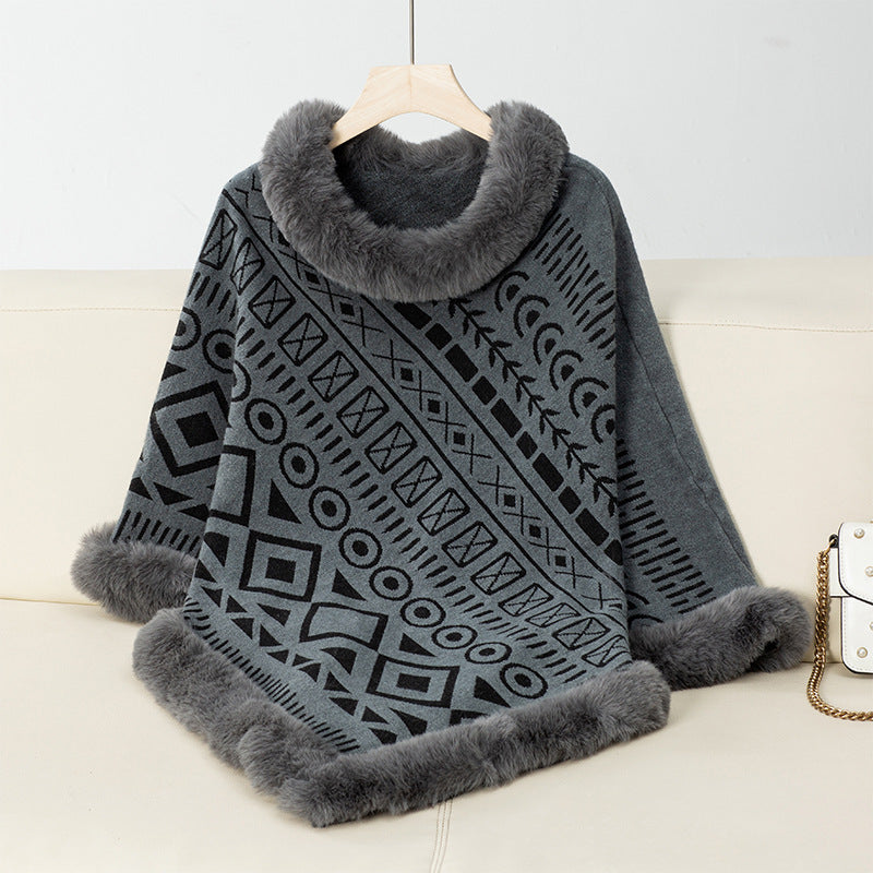 Damernas moderiktiga poncho med dekorativ krage av kunstpäls Mirla-Eva Jonsson