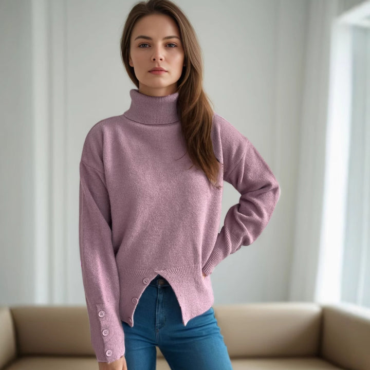 Damernas moderiktiga rullkragepullover med knappr detaljer och asymmetrisk fåll Mirla-Eva Jonsson