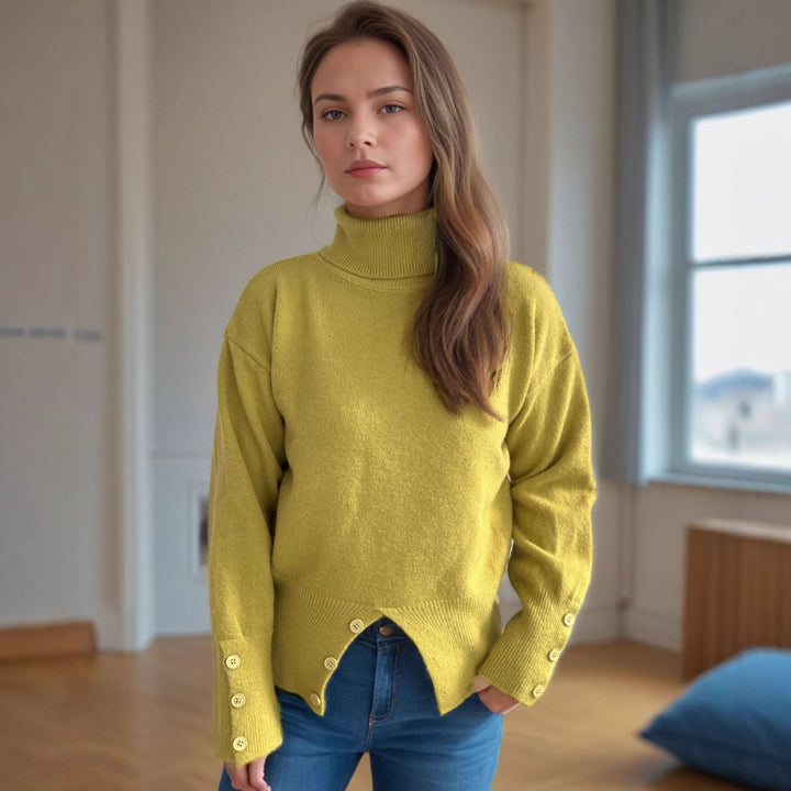Damernas moderiktiga rullkragepullover med knappr detaljer och asymmetrisk fåll Mirla-Eva Jonsson