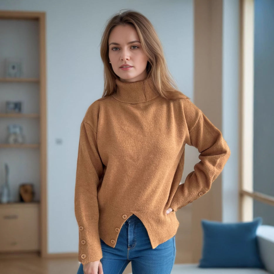 Damernas moderiktiga rullkragepullover med knappr detaljer och asymmetrisk fåll Mirla-Eva Jonsson
