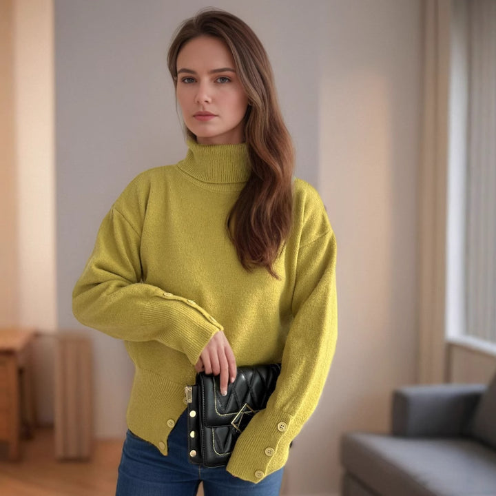 Damernas moderiktiga rullkragepullover med knappr detaljer och asymmetrisk fåll Mirla-Eva Jonsson
